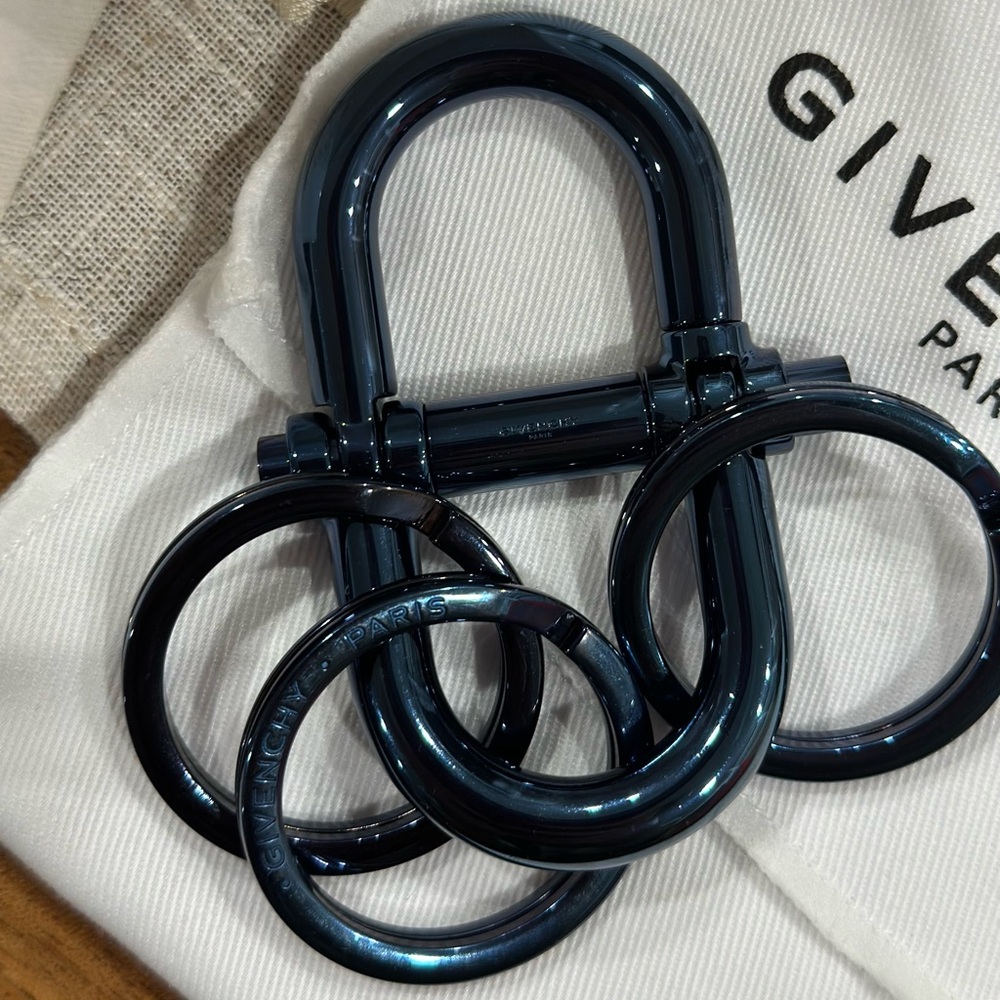 GIVENCHY 3 RING SPRING LOCKING CARABINER KEYRING - MIDNIGHT METALLIC BLUE - NEW